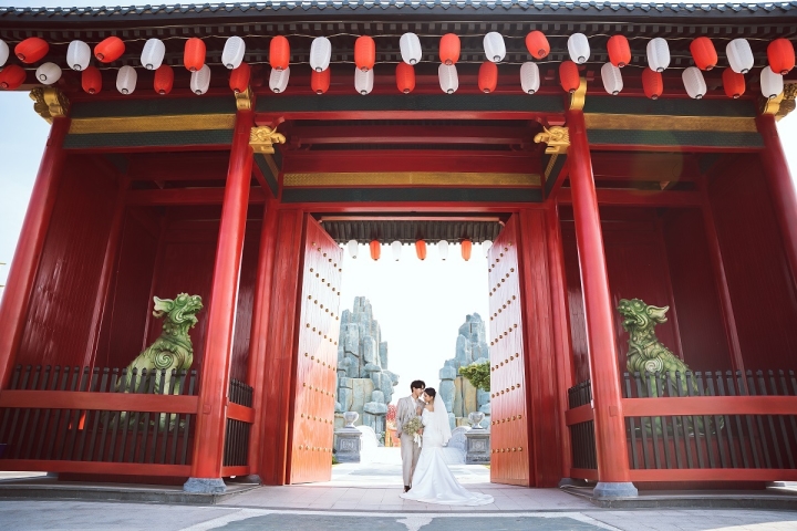 Cánh cổng trời Torii với sắc đỏ đặc trưng dẫn lối vào vườn Nhật.