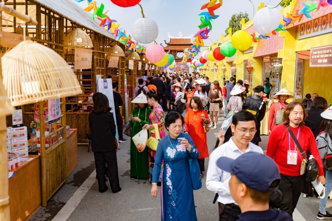 Hội chợ Happy Tết 2023 thu hút đông đảo du khách đến tham quan, mua sắm nhân dịp Tết Quý Mão. Ảnh: Home Hanoi Xuan
