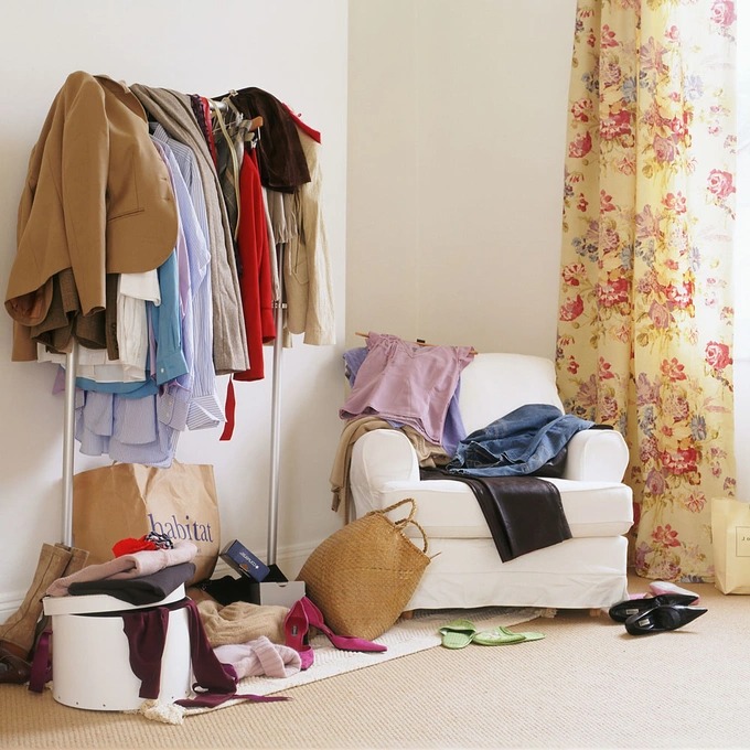 Quần áo để trên sàn, ghế khiến phòng ngủ bừa bộn (Ảnh: Ideal home).