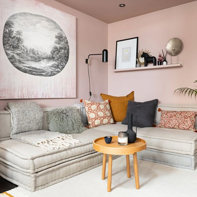 Chuyên gia khuyên sử dụng màu hồng phấn cho các không gian khác thay vì phòng khách (Ảnh: Ideal home).