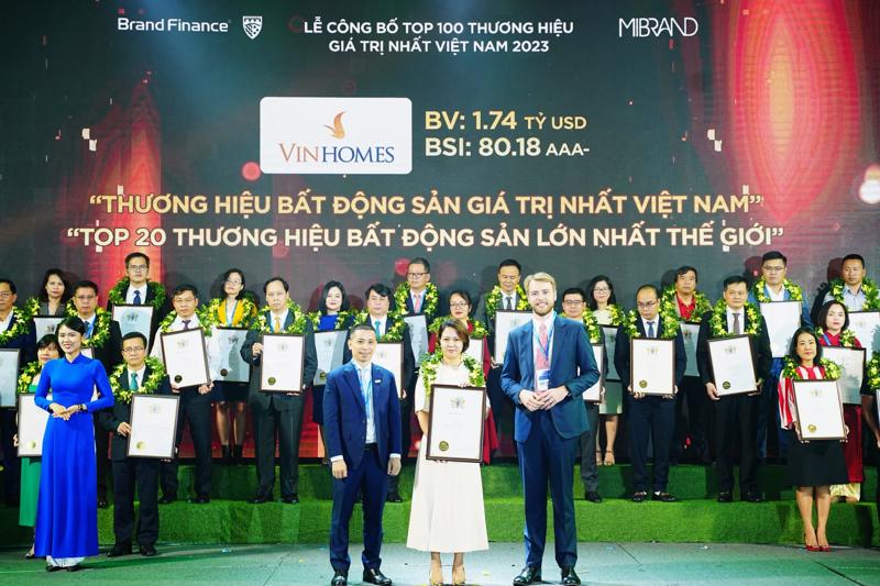 Bà Nguyễn Thu Hằng - Tổng Giám đốc Công ty Cổ phần Vinhomes nhận bằng chứng nhận Top 20 thương hiệu bất động sản giá trị nhất Thế giới.